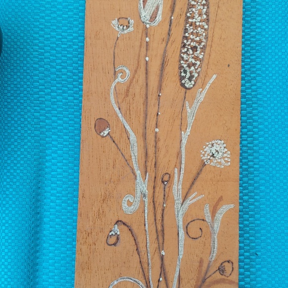 Carved Wood Hand Painted Floral Cat Tail Plaque - Picture 4 of 5